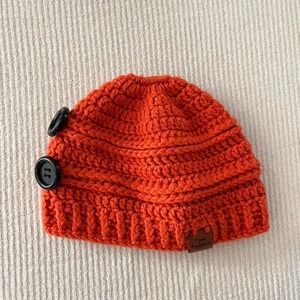 Knitted ponytail beanie with chunky buttons